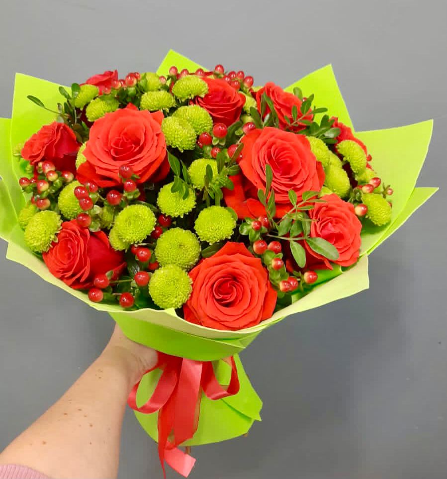 Букет цветов из: Хризантемы и Розы в Поселок опытного хозяйства Ермолино