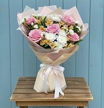 Букет цветов из:  Гвоздики, Орхидеи и Розы в Поселок опытного хозяйства Ермолино