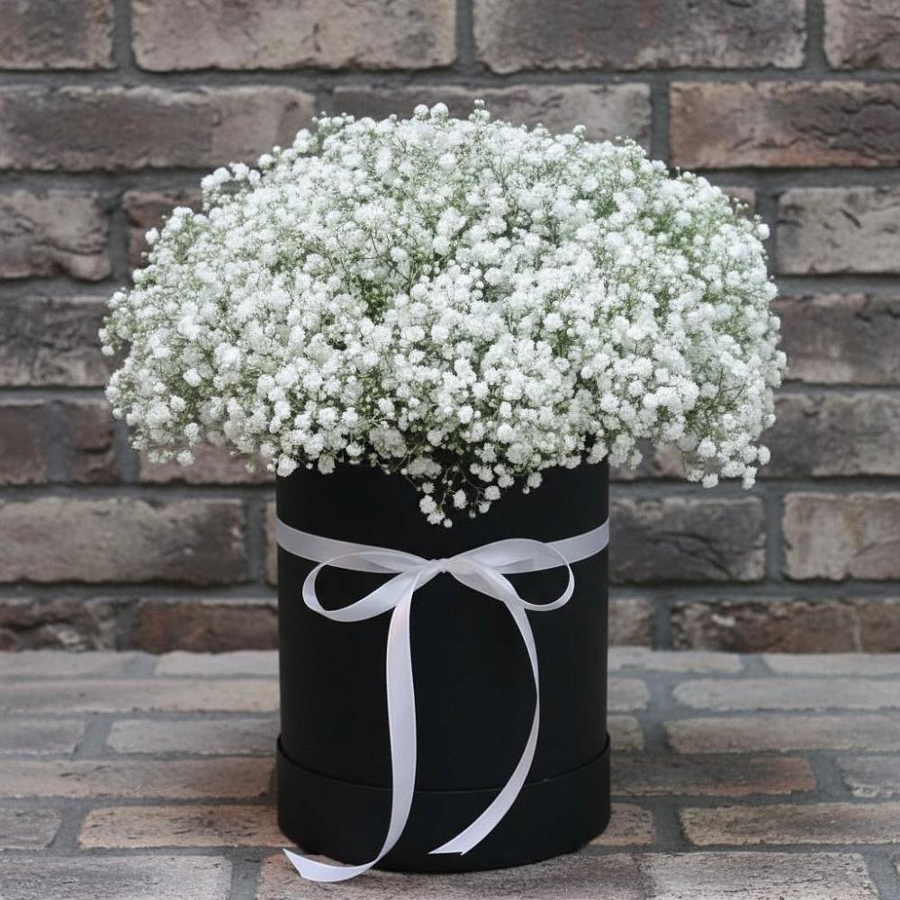 Цветочная композиция из Гипсофила в шляпной коробке в Поселок опытного хозяйства Ермолино