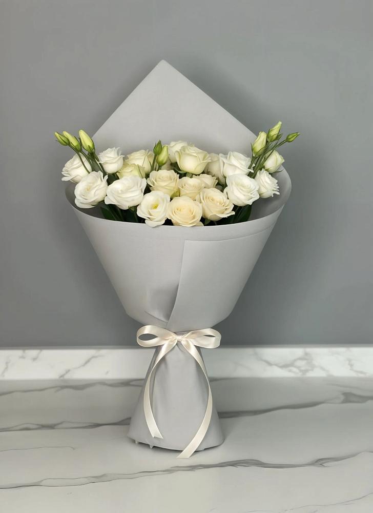 Букет цветов из: Розы и Лизиантусы в Поселок опытного хозяйства Ермолино