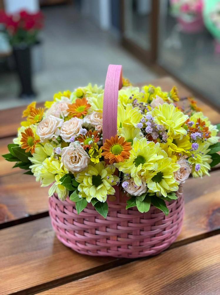 Цветочная композиция из Хризантемы и Розы в корзине в Поселок опытного хозяйства Ермолино