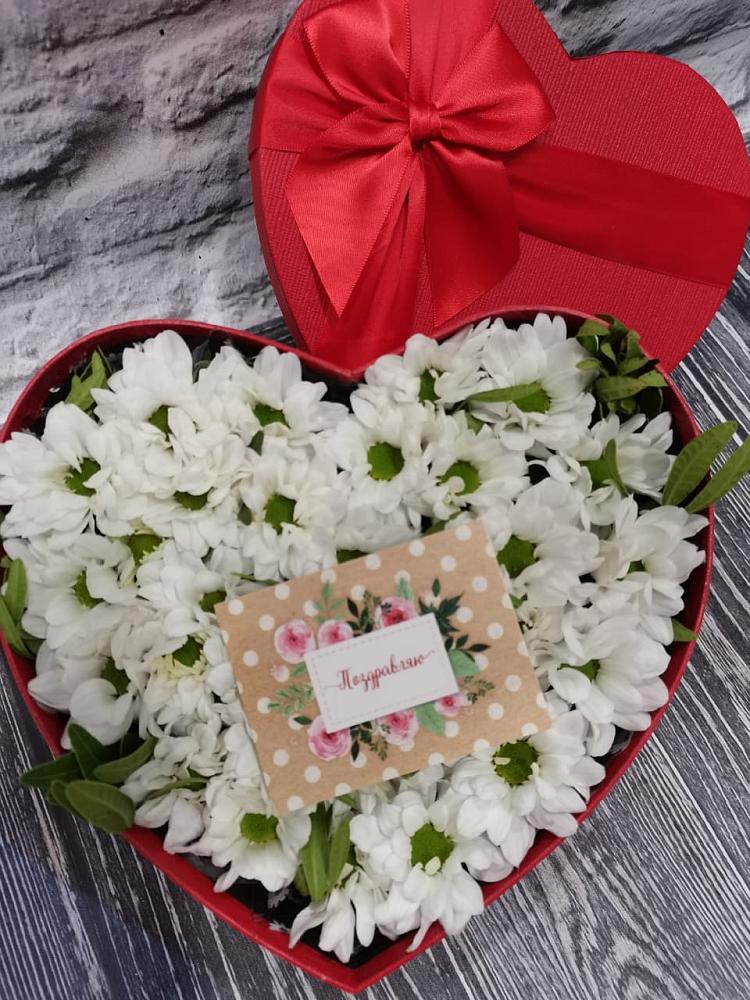 Цветочная композиция из Хризантемы в виде сердца в Поселок опытного хозяйства Ермолино