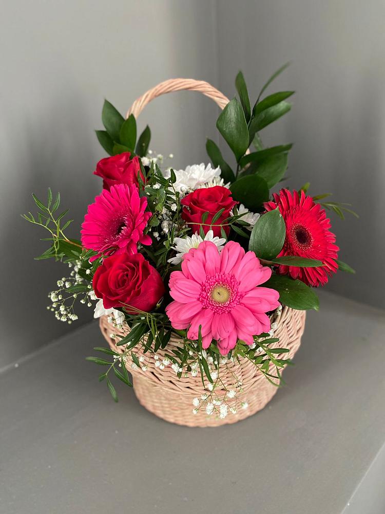 Цветочная композиция из Розы, Хризантемы и Герберы в корзине в Поселок опытного хозяйства Ермолино